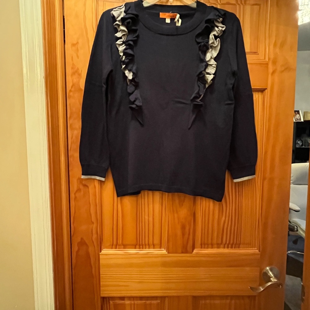 Beautiful sweater with ruffles in the front